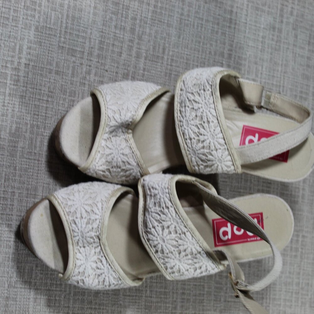 Pop Eugena White Flower Lace Cork Wedge Sandals - LIKE NEW - Picture 2 of 6